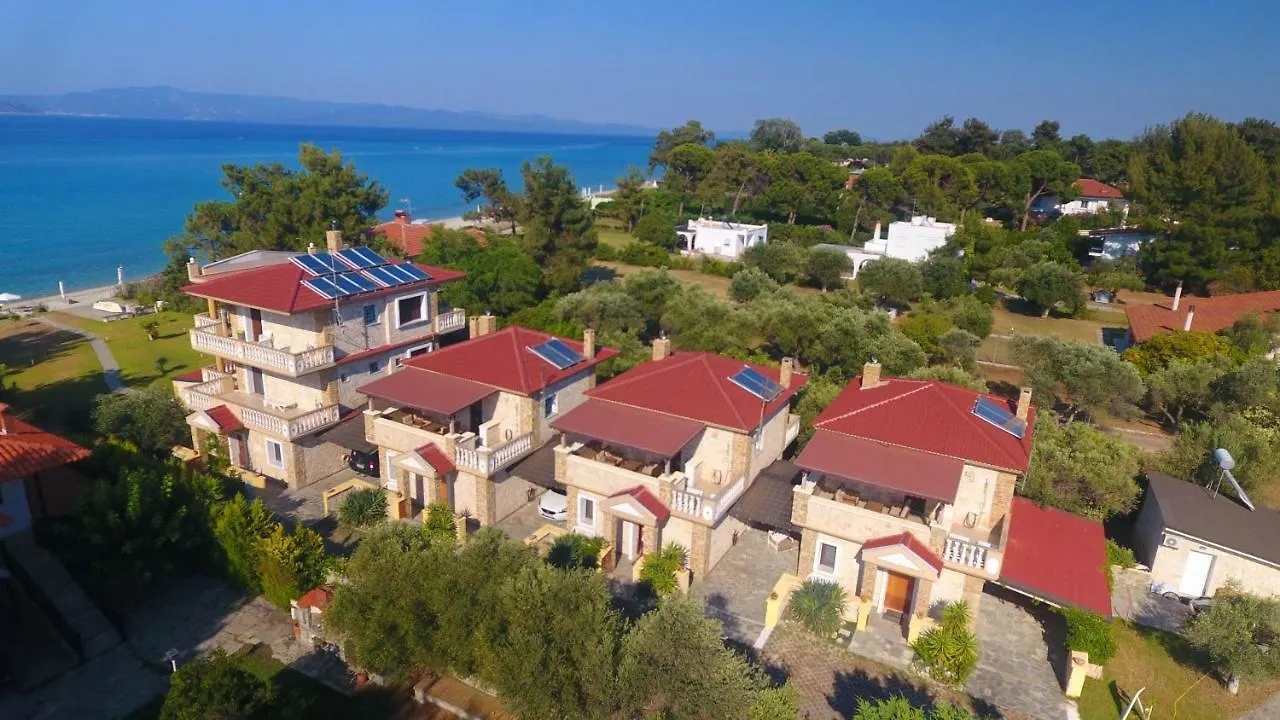 Villa Argo 1 - Beachfront, Big Gardens, Location! Pefkochori Greece