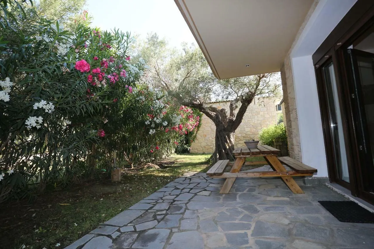 Villa Argo 1 - Beachfront, Big Gardens, Location! Pefkochori Griechenland